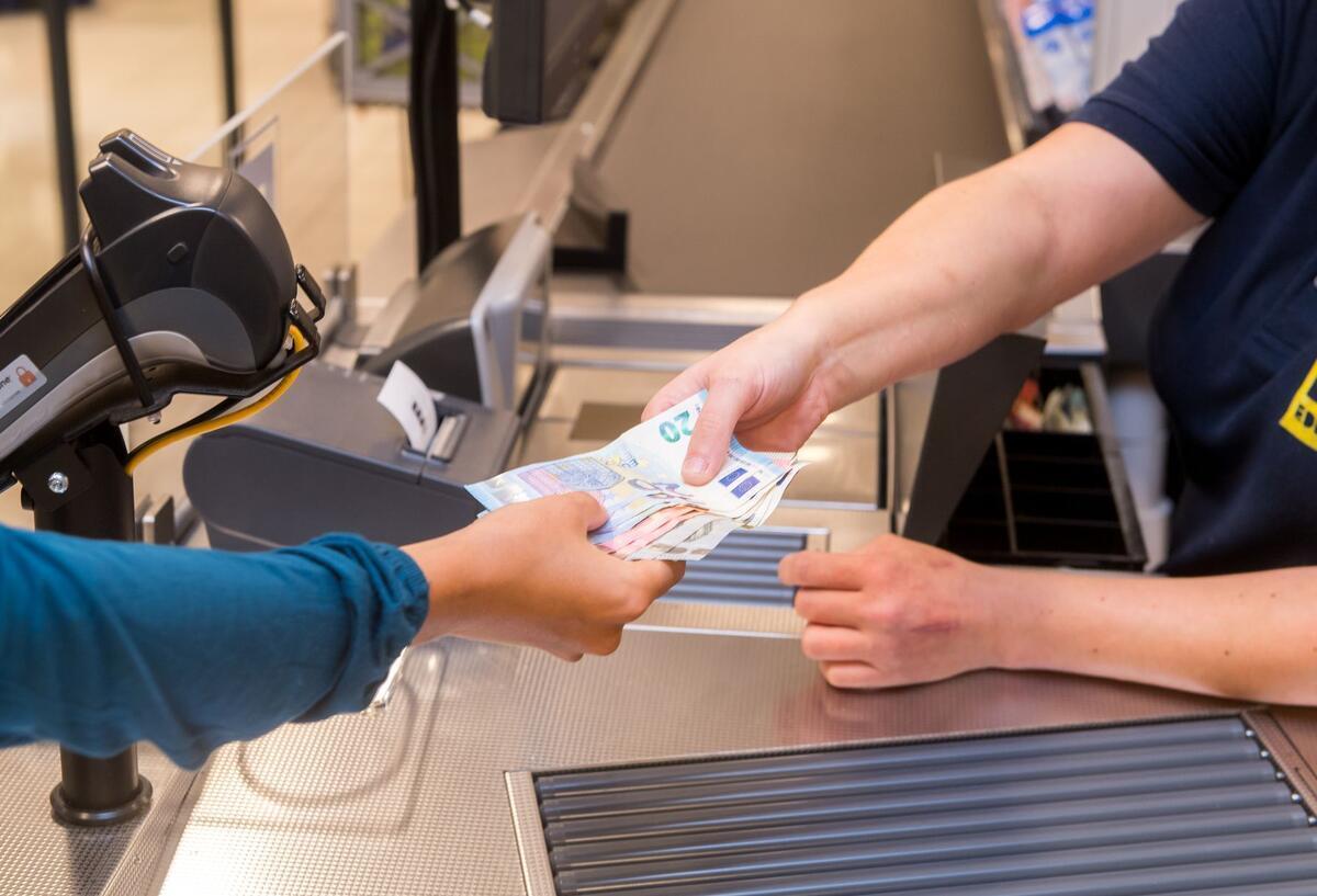 Bargeld im Supermarkt abheben: Experten warnen vor Risiken In einem Supermarkt hebt eine Kundin beim Bezahlen auch gleich Bargeld ab.