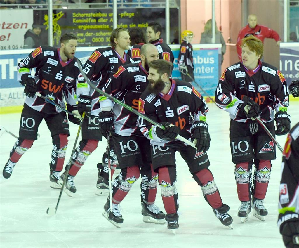 Beim Einlaufen ist die Welt bei den Fischtown Pinguins noch in Ordnung. Foto: Sc...