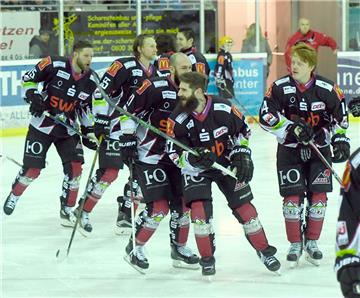 Beim Einlaufen ist die Welt bei den Fischtown Pinguins noch in Ordnung. Foto: Sc...