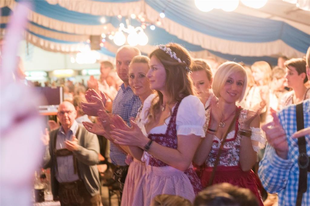 Beim Einmarsch der Kapelle wurde kräftig mitgeklatscht. Foto Adebahr