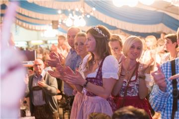 Beim Einmarsch der Kapelle wurde kräftig mitgeklatscht. Foto Adebahr