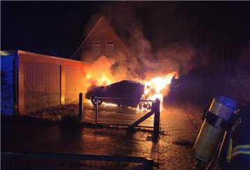 Beim Eintreffen der Feuerwehr stand das Auto in Visselhövede bereits lichterloh in Flammen. Der Gastank drohte zu explodieren.