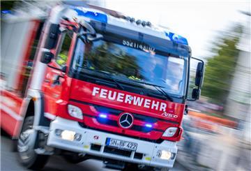 Löschfahrzeuge der Berufsfeuerwehr fahren mit Blaulicht zu einem Einsatz.