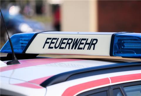 Beim Eintreffen der Feuerwehr standen drei Autos bereits lichterloh in Flammen.