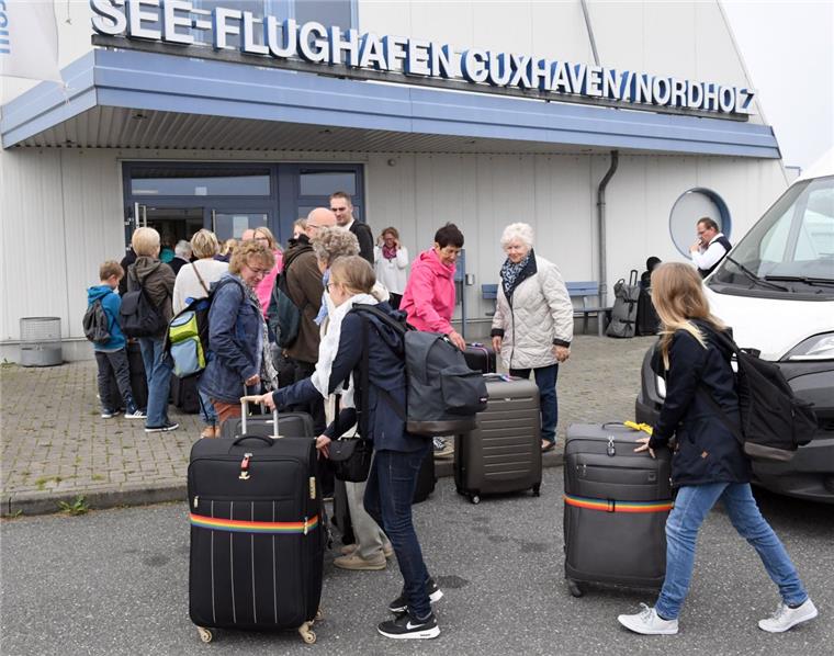 Nach dem Mallorca-Aus: Flughafen in Nordholz gerät in neue Turbulenzen Beim einzigen Flug nach Mallorca aus Nordholz standen die Menschen Schlange. Jetzt droht dem Flughafen Ärger.