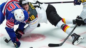 Beim Eishockey wird der Kampf um den Puck auch schon mal ruppig.