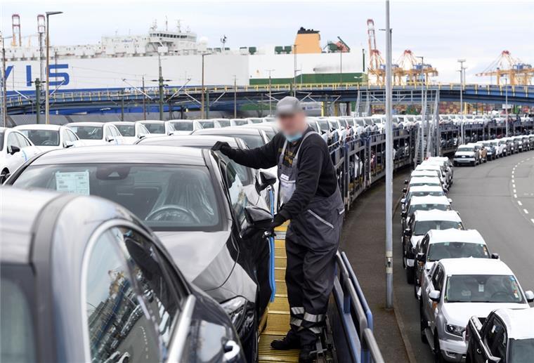 Beim Entladen von Autozügen soll es zu Beschädigungen gekommen sein, weil die Mitarbeiter einer Werkvetrag-Firma zu unerfahren waren. So schildern es BLG-Mitarbeiter. Sie fürchten, dass ihnen die Fremdfirmen die Arbeit wegnehmen. Die BLG bestreitet das und spricht vom einem befristeten Einsatz.