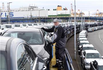 Beim Entladen von Autozügen soll es zu Beschädigungen gekommen sein, weil die Mitarbeiter einer Werkvetrag-Firma zu unerfahren waren. So schildern es BLG-Mitarbeiter. Sie fürchten, dass ihnen die Fremdfirmen die Arbeit wegnehmen. Die BLG bestreitet das und spricht vom einem befristeten Einsatz.