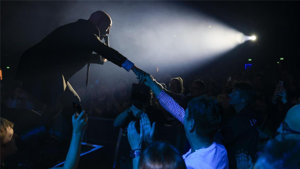 „Ich habe Euch vermisst“ - Unheilig-Comeback mit Schreck Beim ersten Konzert in Leipzig stürzte der Graf kopfüber von der Bühne.