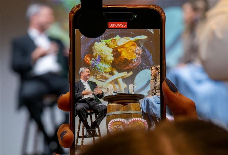 Beim Essen kommen Söder und Hummels nicht auf einen Nenner. 