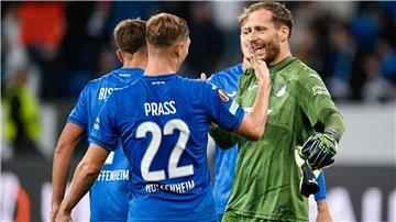 Beim FC Porto will sich Hoffenheim mit Torwart Oliver Baumann (r) schadlos halten.