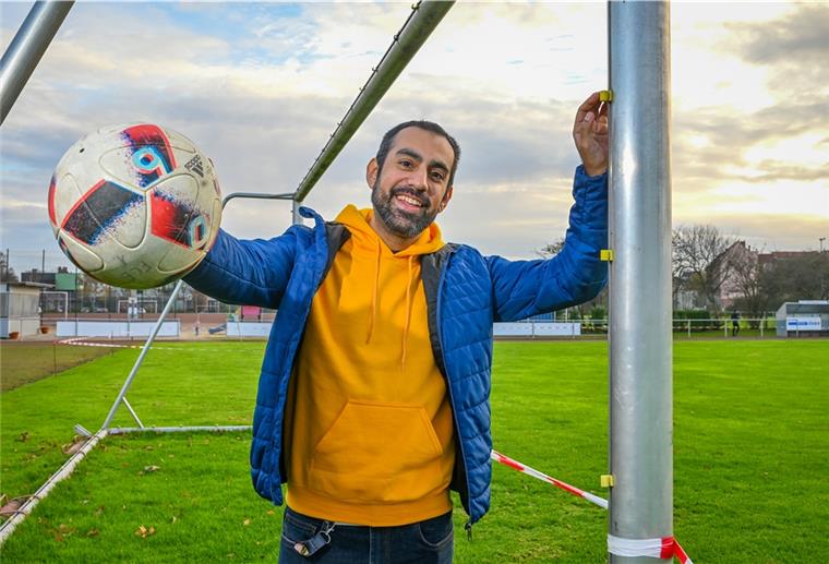 Beim FC Sparta Bremerhaven steht Gustavo Ocaranza Nunez im Tor. Der Fußballfan aus Chile ist stolz, dass er zum zweiten Kapitän ernannt wurde. Foto Scheschonka