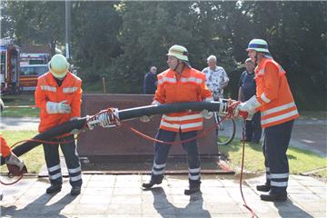 Beim Feuerwehr-Leistungswettbewerb der Gemeinde Schiffdorf sind die Teilnehmer darum bemüht, Fehler zu vermeiden. Auch Hans-Dieter Skischus (von links), Heinz Betjemann und Stefan Dücker werden von den Wertungsrichtern beobachtet. Jeder Fehler wird mit Punktabzug bestraft.
