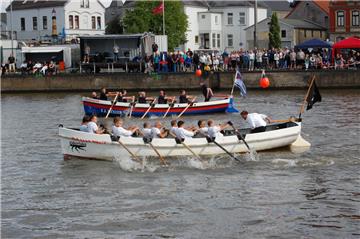 Beim Finale der Kutterpull-Regatta  legten sich die Holzwürmer (vorne) und Uno's Eleven noch einmal mächtig in die Riemen. 