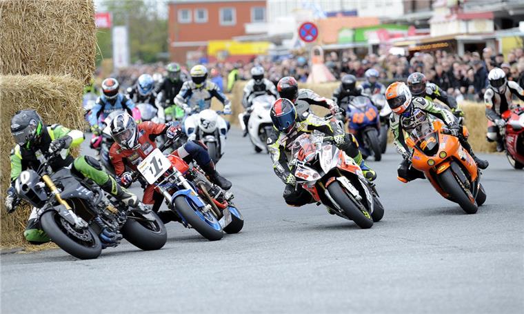 Pfingsten 2017: In Bremerhaven und umzu ist jede Menge los Beim Fischereihafenrennen wird den Zuschauern packender Motorsport geboten.