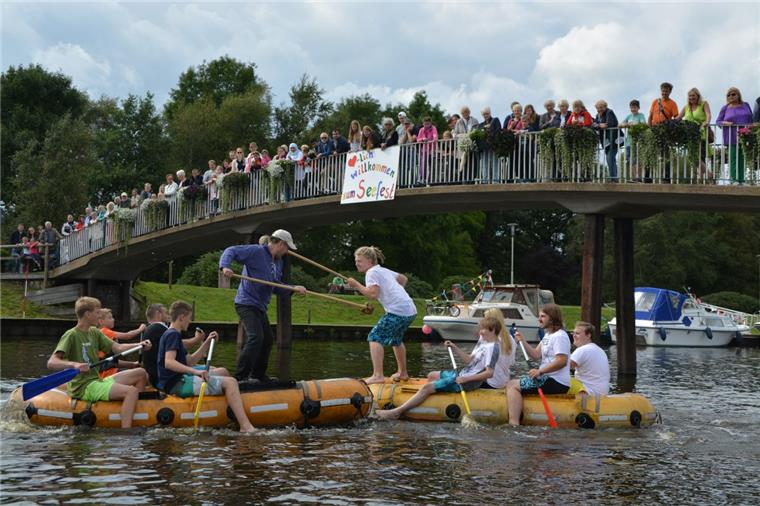 Seefest in Bad Bederkesa: Ganz viel Action und bunte Lichter Beim Fischerstechen gibt's Zweikämpfe auf dem Kanal.