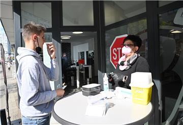 Beim Friseursalon „Hauptsache" sind jetzt Corona-Tests möglich - nicht nur für die eigene Kundschaft. Praktikant Chris Gebhard und Evelyn Albers demonstrieren, wie das funktioniert.