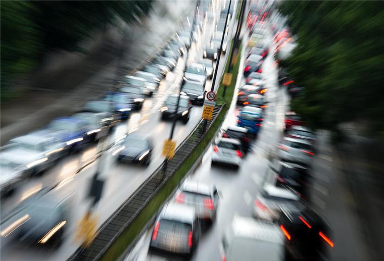 Autos fahren auf einer Autobahn. Zwischen den Generationen gibt es Unterschiede bei den Vorlieben. 
