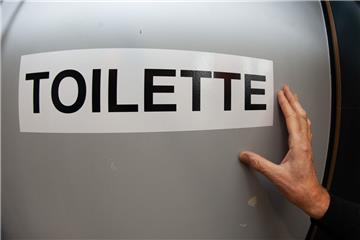 Beim Hainberg-Gymnasium in Göttingen steht statt den Männlein- und Weiblein-
Symbolen das Wort  "Toilette" an der Tür einer Unisex-Toilette.