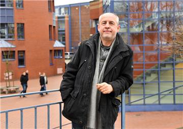 Beim Heimaturlaub in Bremerhaven wird Oscar-Preisträger Volker Engel zu Professor Engel, wenn er an der Hochschule eine Vorlesung gibt. Bei allem bleibt die Sorge um sein Haus in Hollywood, in dessen Nähe verheerende Buschfeuer toben. 