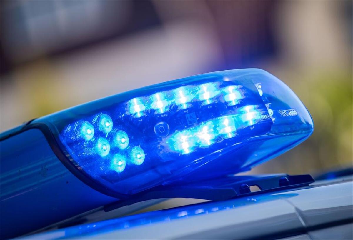 Bremerhaven: Verfolgungsjagd mit Autokratzer endet mit Verletzung ARCHIV - Ein Blaulicht ist auf dem Dach eines Polizeifahrzeugs zu sehen. Foto: Lino Mirgeler/dpa/Symbolbild