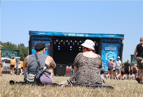 Beim Hurricane Festival 2023 warten die Fans vor der River Stage auf den nächsten Act.