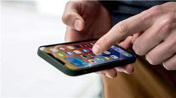 Beim iPhone 12 soll der Grenzwert für unmittelbaren Körperkontakt - etwa in der Hand oder in der Hosentasche - überschritten worden sein.