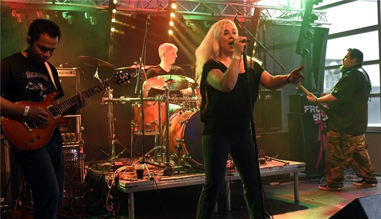 Reise durch 40 Jahre Rock Beim Jubiläumskonzert mit dabei: die Band Frozen Silk um Frontfrau Sharon Wynne.