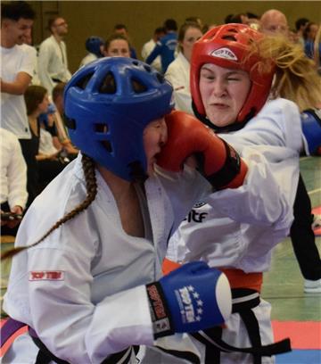 Beim Kadertraining der ITF Deutschland in Monheim zog sich Maira Gloystein (rechts) eine schwere Verletzung beim Spezial-Bruchtest zu.