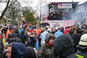 Beim Karneval in Wehdel feiern die Narren fröhlich und trotzen Sturm und Regen. Laut Polizei blieb die Veranstaltung auch in den Abendstunden im Rahmen.