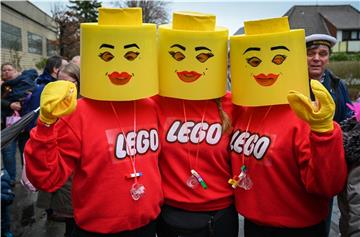 Beim Karneval in Wehdel trotzen die Narren Sturm und Regen. Die Legosteine v. li...