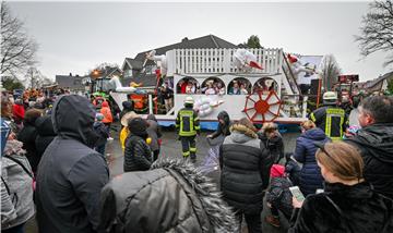 Beim Karneval in Wehdel trotzen die Narren Sturm und Regen. Foto Scheschonka