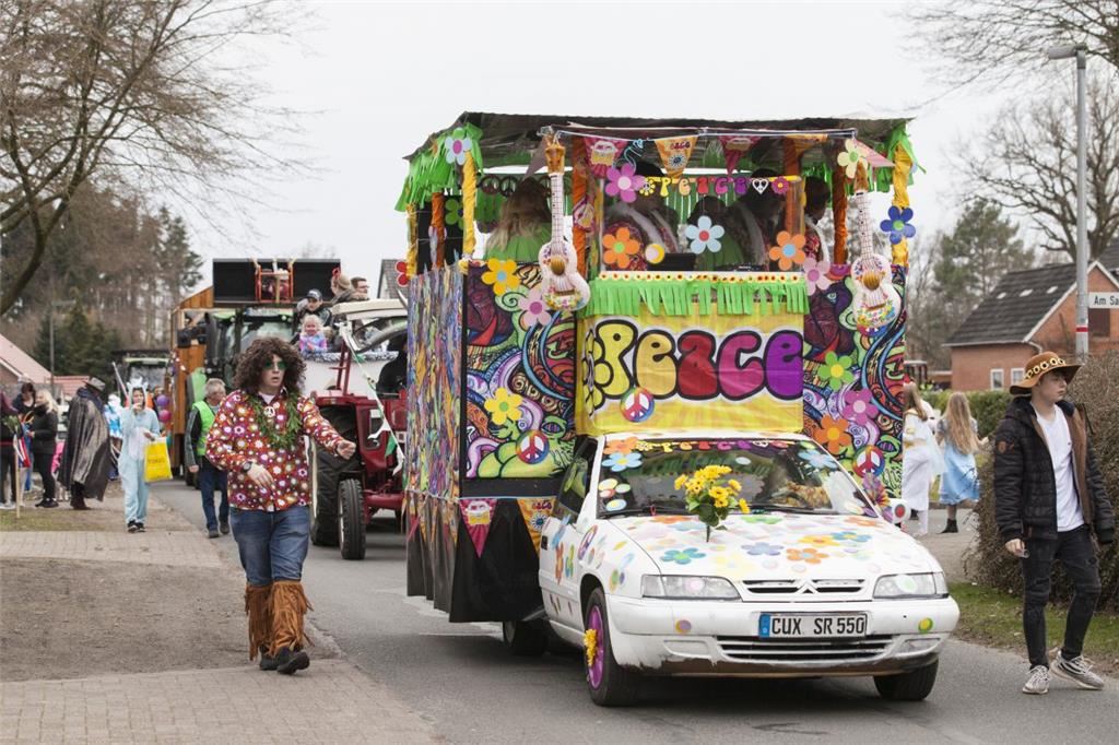 Beim Karneval in Wehdel wird sogar der &quot;Pfarrer&quot; zum Partytiger. Insge...