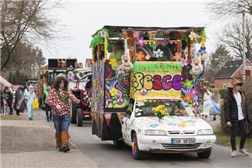 Beim Karneval in Wehdel wird sogar der &quot;Pfarrer&quot; zum Partytiger. Insge...