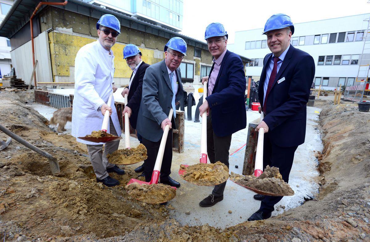 Beim Klinikum Bremerhaven Reinkenheide gab es den ersten Spatenstich für den Strahlenschutzbunker. Dort soll im Herbst der neue Linearbeschleuniger aufgebaut werden.