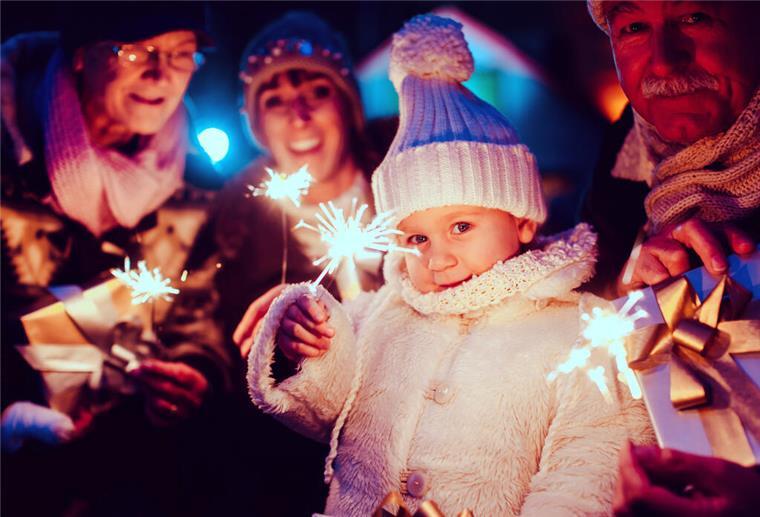 Eine Familie in der Adventszeit.