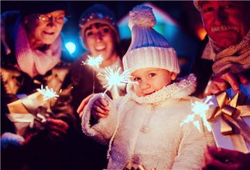 Eine Familie in der Adventszeit.