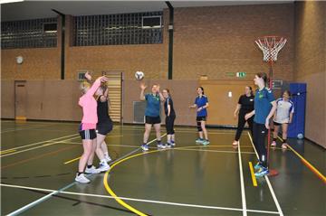 Beim letzten Training vor dem dritten und abschließenden Playoff-Spieltag der Bundesliga am Sonntag hatte die Korbball-Frauenmannschaft des Oldenbroker TV viel Spaß.