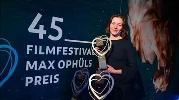 Beim Max Ophüls Preis in Saarbrücken räumt der Film „Electric Fields“ von Lisa Gertsch drei Preise ab.