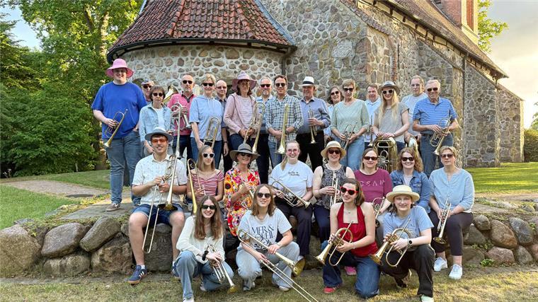 Midsommar-Feeling unter freiem Himmel: Heeslinger Posaunenchor spielt auf Die Blasmusiker vor der Heeslinger Kirche