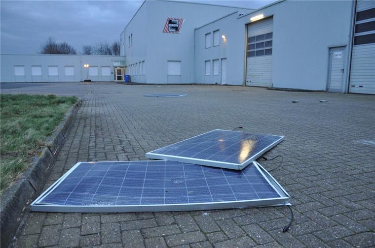 Sturmtief reißt Solarmodule vom Dach eines Nordenhamer Möbelhauses Beim Möbelhaus Kuboth hat der Orkan Solarmodule vom, Dach gerissen.