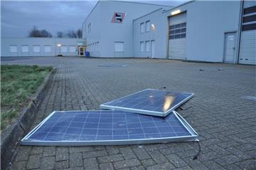 Beim Möbelhaus Kuboth hat der Orkan Solarmodule vom, Dach gerissen.