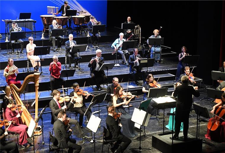 Ovationen fürs Bremerhavener Neujahrskonzert Philharmonisches Orchester Bremerhaven, Hartmut Brüsch