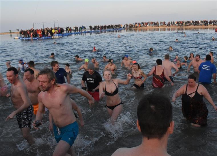 Beim Neujahrsschwimmen stürzen sich die Teilnehmer mutig ins kühle Nass der Nordsee-Lagune. 