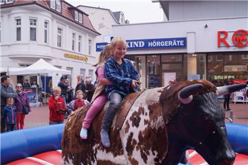 Beim Nordenhamer Ochsenmarkt ist für viele Kinder der Ritt auf dem elektrischen Bullen ein Muss.