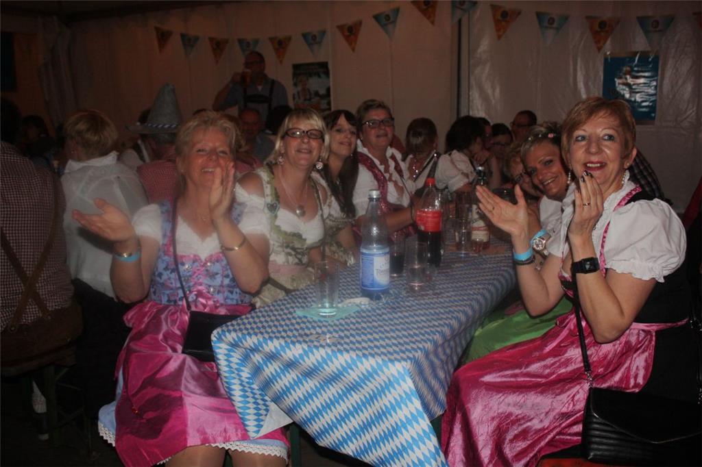 Beim Oktoberfest sitzt man an langen Tischen. Oktoberfest in Stinstedt. Foto: Re...