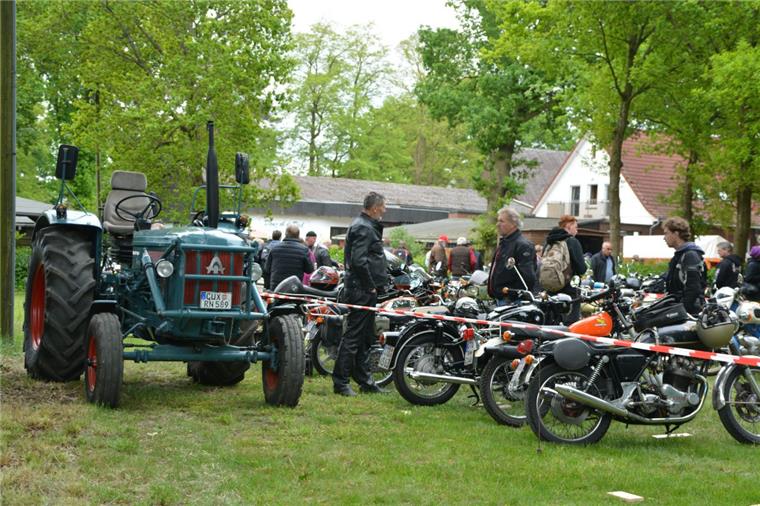 So schön war es beim Oldtimertreffen in Flögeln Beim Oldtimertreffen in Flögeln gab es Benzingespräche übers Absperrband.