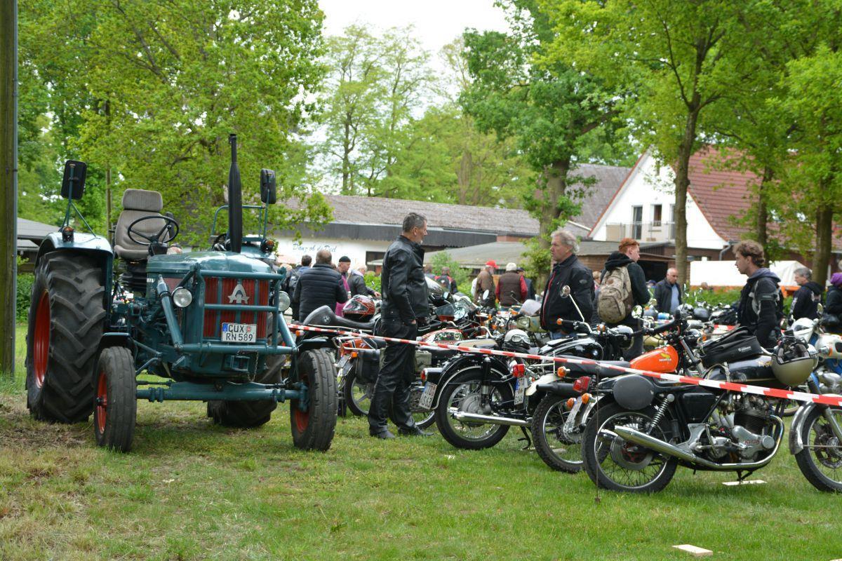 Beim Oldtimertreffen in Flögeln gab es Benzingespräche übers Absperrband.