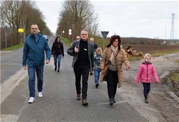 Beim Ortstermin in der vergangenen Woche schritten der Hymendorfer Gunnar Böltes (von links) mit Dezernent Friedhelm Ottens und Amtsleiterin Karina Kramer vom Amt für Schule und Kultur den langen Schulweg mit Eltern, Kindern und Hymendorfer Ratsmitgliedern ab.