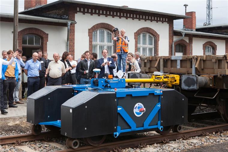 Rangieren wie von Geisterhand: Autonom fahrende Züge im Hafen Beim Projekt „Galileo Online: GO!“ wird eine automatisierte Zugmaschine vor die Waggons gespannt. Sie kann den Rangiervorgang autonom ausführen. Die Zugmaschine hat einen Satellitenempfänger zur Standortbestimmung installiert.
